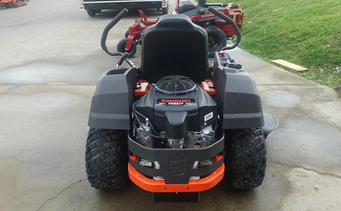 husqvarna z242f special editions 42″ zero turn mowers 21.5hp kaw (scratch and dent) husqvarna z242f special editions 42″ zero turn mowers 21.5hp kaw (scratch and dent)