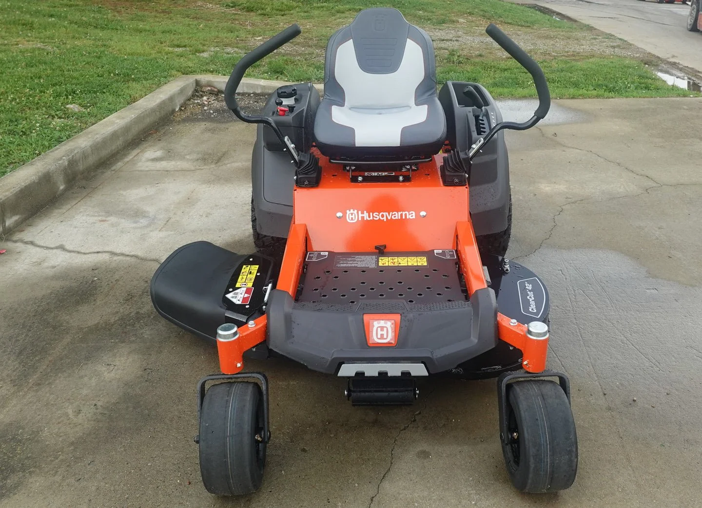 husqvarna z242f special editions 42″ zero turn mowers 21.5hp kaw (scratch and dent) husqvarna z242f special editions 42″ zero turn mowers 21.5hp kaw (scratch and dent)